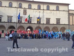 La manifestazione in piazza del Comune
