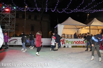 Chiara Censori inaugura la pista di ghiaccio