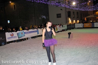 Chiara Censori inaugura la pista di ghiaccio