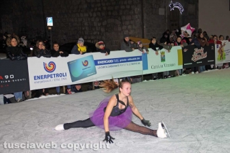 Chiara Censori inaugura la pista di ghiaccio