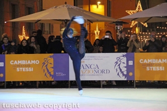 Chiara Censori inaugura la pista di ghiaccio