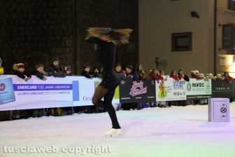 Chiara Censori inaugura la pista di ghiaccio