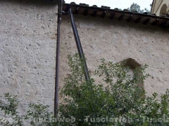 Le immagini della chiesa di San Terenziano, sfregiata dai vandali
