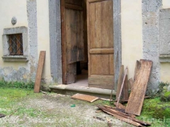 Le immagini della chiesa di San Terenziano, sfregiata dai vandali