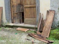 Le immagini della chiesa di San Terenziano, sfregiata dai vandali
