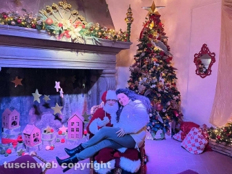 Viterbo - Il Christmas village 2024 - Babbo Natale e Chiara Frontini