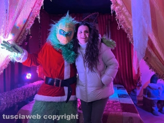 Viterbo - Il Christmas village - La sindaca Chiara Frontini e il Grinch