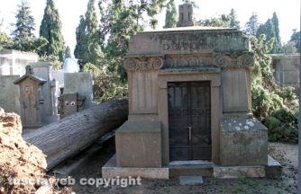 Tombe distrutte e alberi divelti