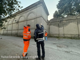 Viterbo - Cimitero di San Lazzaro, area a rischio crollo - L'intervento dell'ufficio tecnico del comune con le transenne