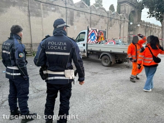 Viterbo - Cimitero di San Lazzaro, area a rischio crollo - L'intervento dell'ufficio tecnico del comune con le transenne