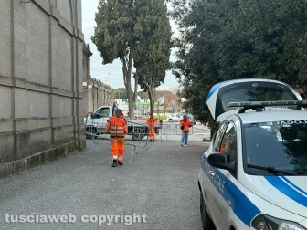 Viterbo - Cimitero di San Lazzaro, area a rischio crollo - L'intervento dell'ufficio tecnico del comune con le transenne