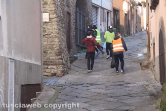 Cittadini e studenti al lavoro per "Puliamo Viterbo"