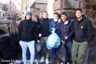 Cittadini e studenti al lavoro per "Puliamo Viterbo"