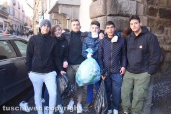 Cittadini e studenti al lavoro per "Puliamo Viterbo"