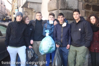 Cittadini e studenti al lavoro per "Puliamo Viterbo"
