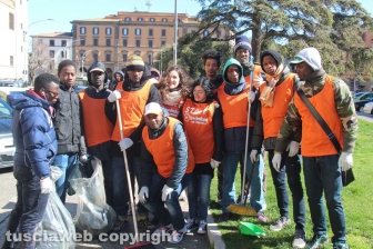 Cittadini e studenti al lavoro per "Puliamo Viterbo"