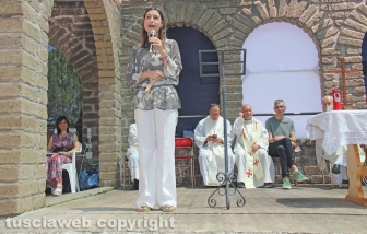 Viterbo - Claudia Koll alla comunità della Quercia