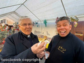 Viterbo - Colazione di Pasqua a Pianoscarano - Il vescovo Orazio Francesco Piazza con don Dante Daylusan