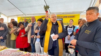 Viterbo - Colazione di Pasqua a Pianoscarano - Il vescovo Orazio Francesco Piazza con la sindaca Chiara Frontini