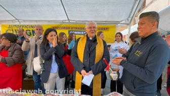 Viterbo - Colazione di Pasqua a Pianoscarano - Il vescovo Orazio Francesco Piazza con la sindaca Chiara Frontini
