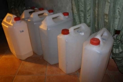 Le taniche di acqua distillata