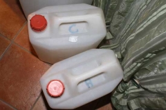 Le taniche di acqua distillata