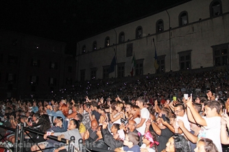 Gloria, tutti con il naso all\'insù