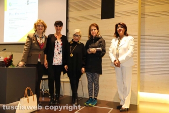 Viterbo - Una mamma ritira il premio per la figlia, vincitrice del concorso "A Silvia"
