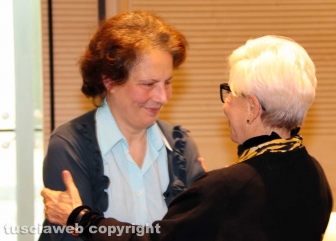 Viterbo - Concorso "A Silvia" - Anna Fendi abbraccia Beatrice Tabacchi, madre di Silvia
