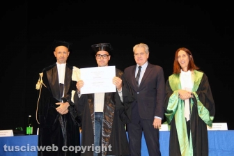 Consegna diploma di laurea agli studenti dell'università della Tuscia