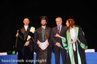 Consegna diploma di laurea agli studenti dell'università della Tuscia