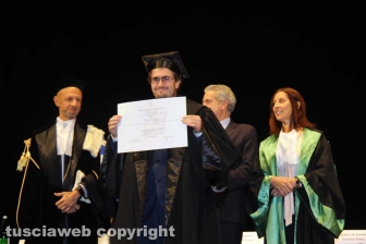Consegna diploma di laurea agli studenti dell'università della Tuscia