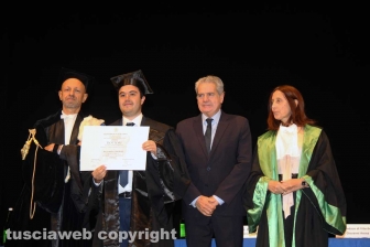 Consegna diploma di laurea agli studenti dell'università della Tuscia