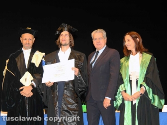 Consegna diploma di laurea agli studenti dell'università della Tuscia