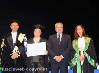 Consegna diploma di laurea agli studenti dell'università della Tuscia
