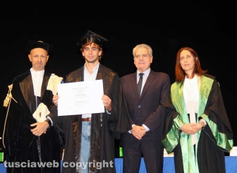 Consegna diploma di laurea agli studenti dell'università della Tuscia