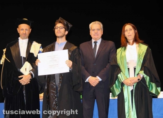 Consegna diploma di laurea agli studenti dell'università della Tuscia