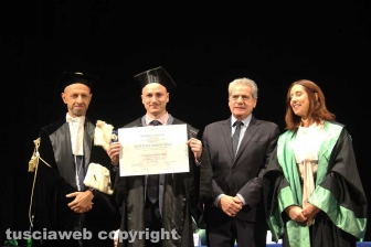 Consegna diploma di laurea agli studenti dell'università della Tuscia