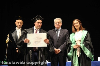 Consegna diploma di laurea agli studenti dell'università della Tuscia