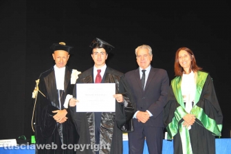 Consegna diploma di laurea agli studenti dell'università della Tuscia