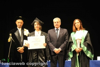 Consegna diploma di laurea agli studenti dell'università della Tuscia