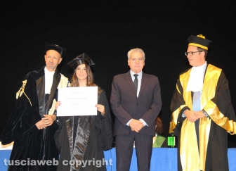 Consegna diploma di laurea agli studenti dell'università della Tuscia