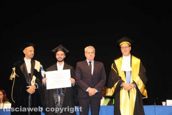 Consegna diploma di laurea agli studenti dell'università della Tuscia