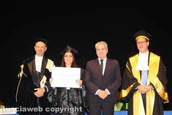 Consegna diploma di laurea agli studenti dell'università della Tuscia