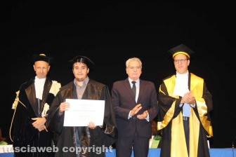 Consegna diploma di laurea agli studenti dell'università della Tuscia