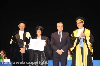 Consegna diploma di laurea agli studenti dell'università della Tuscia