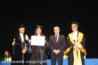 Consegna diploma di laurea agli studenti dell'università della Tuscia