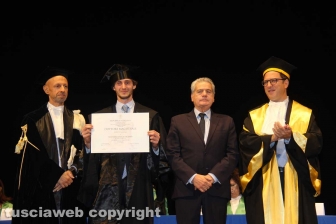 Consegna diploma di laurea agli studenti dell'università della Tuscia