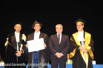 Consegna diploma di laurea agli studenti dell'università della Tuscia