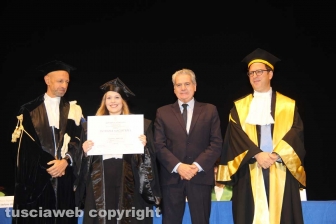 Consegna diploma di laurea agli studenti dell'università della Tuscia